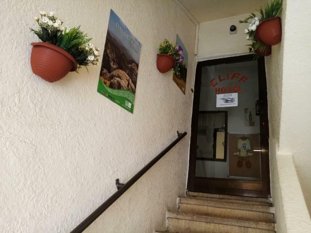 Cliff Hostel *